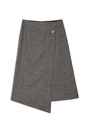 Sivá sukňa v herringbone vzore s asymetrickým lemom, s kovovou príchytkou a skrytým zipsovým zapínaním na zadnej strane.
