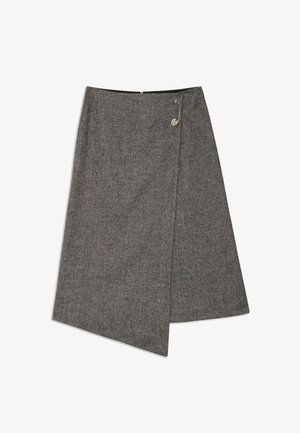 Sivá sukňa v herringbone vzore s asymetrickým lemom, s kovovou príchytkou a skrytým zipsovým zapínaním na zadnej strane.