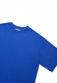 Korte mouwen crewneck t-shirt van effen blauwe katoen, met een gladde textuur en een eenvoudig ontwerp zonder patronen of grafische elementen.