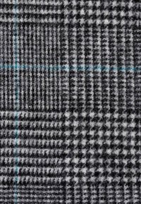 Tela tejida en negro y gris con un patrón de cuadros y detalles en azul claro. La textura parece suave con un acabado aterciopelado.