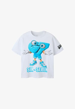Hvid T-shirt med en blå tegneseriefigur, der kombinerer tallene seks og syv, iført sneakers og teksten "SIX - SEVEN" nedenunder.