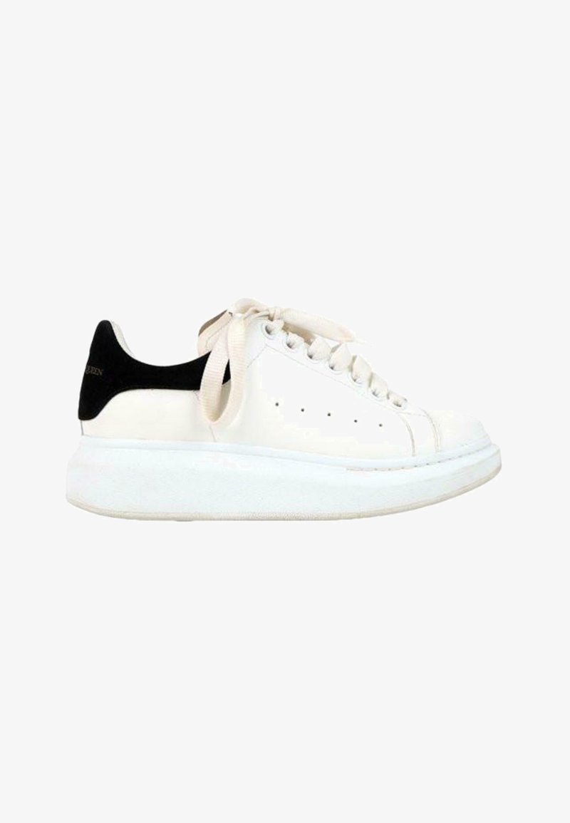 Basket en cuir blanc avec semelle oversize, lacets crème et patch talon noir.
