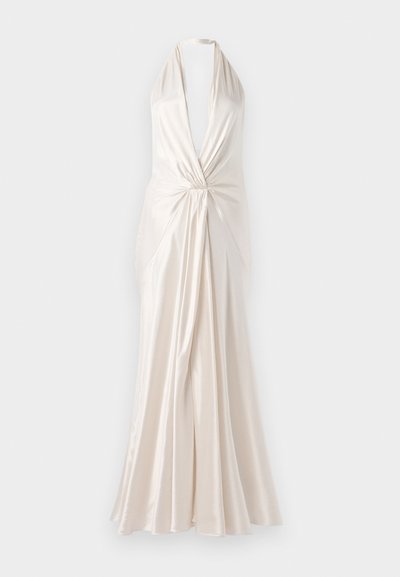 Vestido comprido em tecido de seda marfim com alças halter, decote em V profundo e detalhe frontal torcido, apresentando uma saia fluida e textura suave.