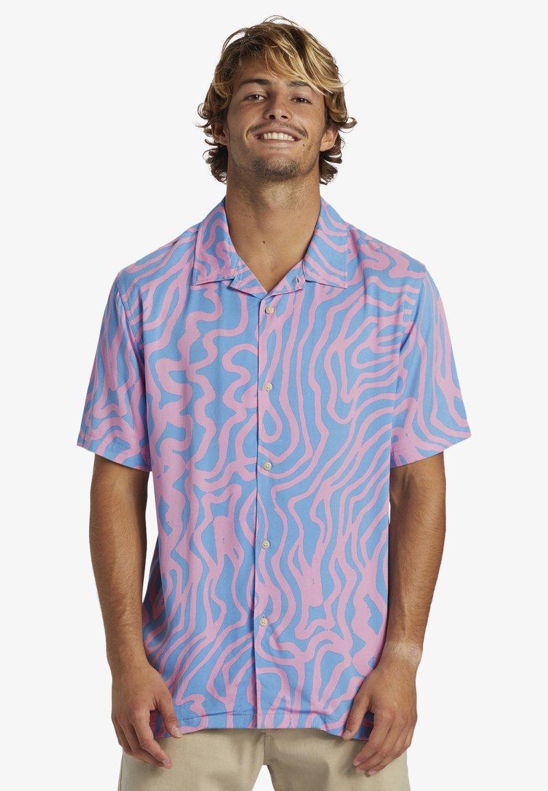 Korte mouwen knoopsche shirt gemaakt van stof met een roze en lichtblauwe golvende patroon, met een verspreide kraag en een ontspannen pasvorm.