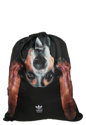 Sac à cordon noir Adidas avec un grand visage de chien réaliste à l’envers, avec de longues oreilles brunes et des yeux expressifs.