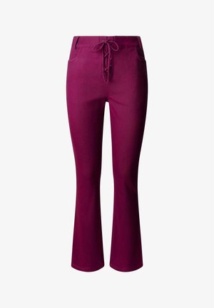 Fuksia kõrge vöökohaga püksid esiküljel pitsühendusega, vööaasadega, küljetaskutega ja kergelt lehvikukujuliste säärtega.