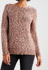 Brązowo-kremowy sweter dziergany na drutach z szerokim dekoltem, długimi rękawami i prążkowanym dołem; teksturowane wykończenie nadaje przytulny wygląd.