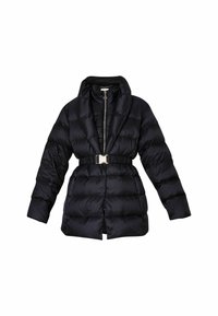 Sort pufferjakke med belted liv, sjalkrave og lynlås. Har horisontale stikninger og en glat, skinnende tekstur.