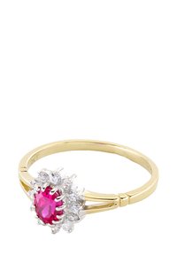 Auksinis žiedas su apvaliu, tekstūruotu rožiniu akmeniu centre, aplink kurį išdėstyti maži, skaidrūs akmenys floralaus dizaino. 