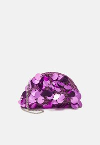 Borsa a pochette viola in paillettes con forma curvata, tracolla in catena argentata e superficie strutturata. Presenta paillettes rotonde riflettenti.