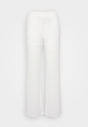 Pantalons blancs avec un design évasé, ornés d'un motif chevron subtil, d'une taille élastique et d'un matériau texturé léger.