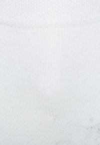 Weißer Netzstoff mit glatter Textur, der ein Muster aus kleinen Diamantformen und leichten Variationen in der Opazität zeigt.
