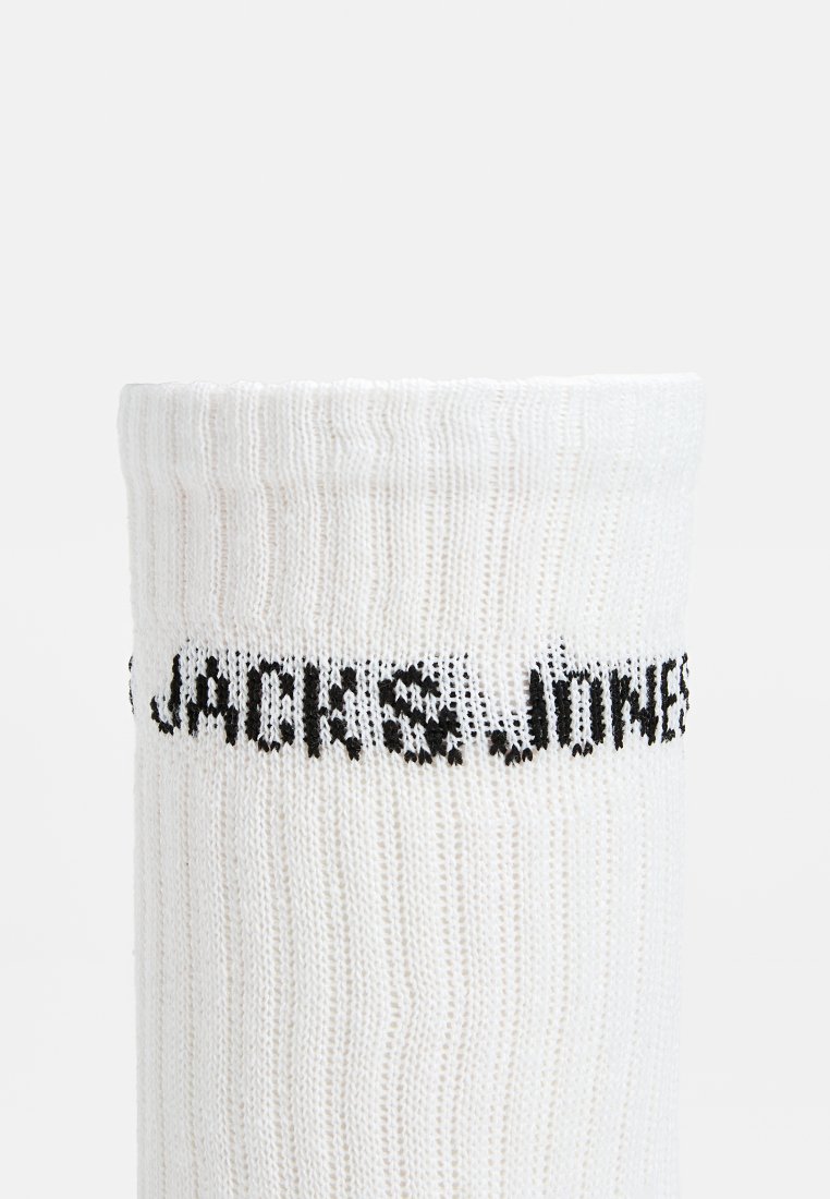Weißer gestrickter Socke mit geripptem Muster, ausgestattet mit einem schwarzen gewebten "JACK & JONES" Logo am Bund.