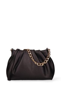 Zwarte leren handtas met een gestructureerd oppervlak, geplooid ontwerp en een handvat van goudkleurige ketting. Glad oppervlak en subtiele rondingen.