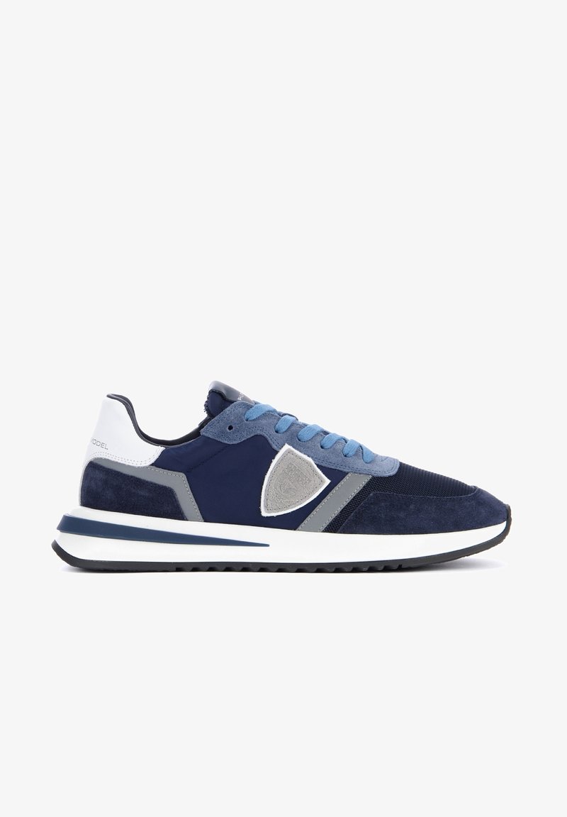Sneakers blu navy con un mix di camoscio e mesh, dettagli grigi e azzurri, un design strutturato e una suola bianca e blu navy.