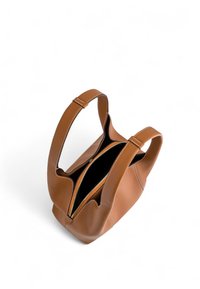 Braune Leder-Shopper-Tasche mit kontrastierenden weißen Nähten, weit offenem Oberteil und strukturierten Griffen. Das Innere ist mit schwarzem Futter versehen.