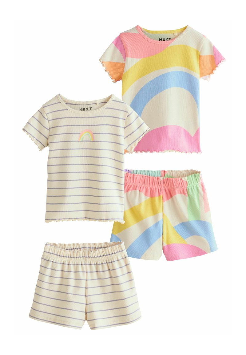 Zwei farbenfrohe kurzärmelige T-Shirts und passende Shorts. Eines der Shirts hat pastellfarbene Streifen, während das andere ein geometrisches Farbenmuster zeigt.