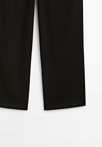 Pantalons noirs en tissu lisse, avec une coupe droite et des lignes épurées, sans motifs visibles ni embellissements.