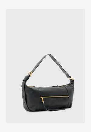 Geantă de umăr din piele neagră cu fermoar și accesorii aurii, având formă rotunjită și curea reglabilă cu găuri pentru personalizarea lungimii.