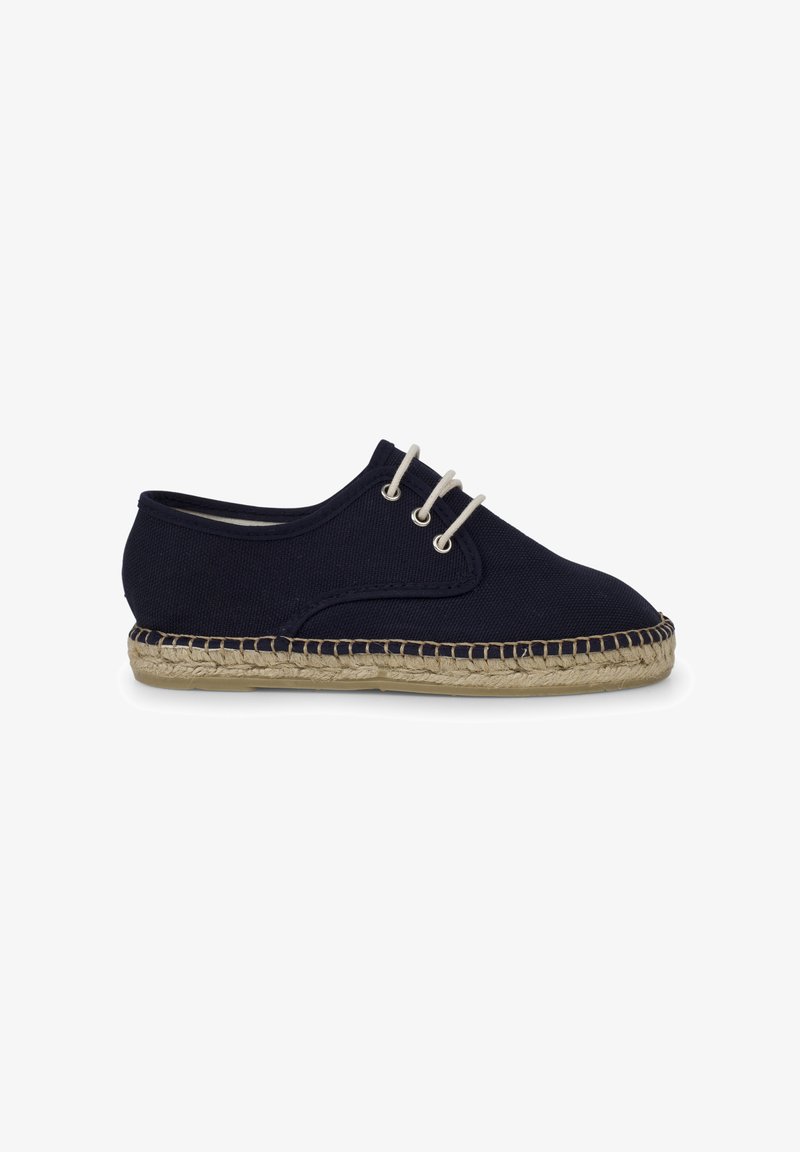 Scarpe in tela blu navy con punta rotonda, due fori per i lacci e dettagli in juta stile espadrille beige lungo la suola. Parte superiore in tessuto testurizzato.