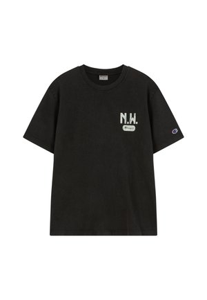 Schwarzes Champion-T-Shirt mit kurzen Ärmeln, auf der linken Brust mit "N.W." in Weiß und kleinem Champion-Logo auf dem linken Ärmel.