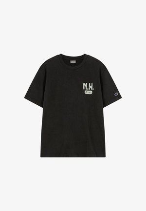 Schwarzes Champion-T-Shirt mit kurzen Ärmeln, auf der linken Brust mit "N.W." in Weiß und kleinem Champion-Logo auf dem linken Ärmel.