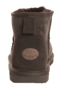 Schwarzer Wildleder-Stiefelette mit einer weichen, strukturierten Oberfläche, ausgestattet mit einem runden EMU Australia-Logo und einer flachen Gummisohle.