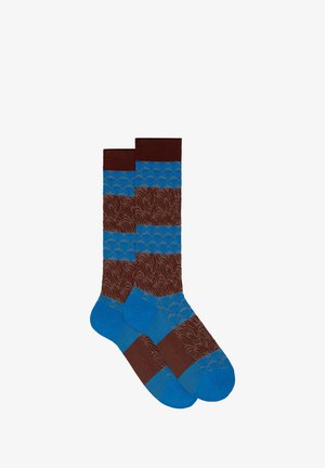 Calze a righe marroni e blu con un design a motivo, caratterizzate da sezioni marroni texturizzate e accenti blu lisci.