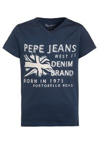 Marinblå bomullströja med V-ringning, med vit text och en Union Jack-grafik. Mjuk struktur, korta ärmar, avslappnad design.