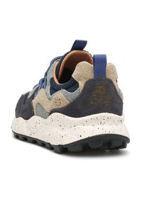 Zapatillas con una parte superior de ante azul marino y beige, detalle de malla y una entresuela blanca moteada. Presenta una lengüeta y una suela de goma texturizada.