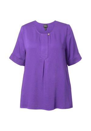 Lila kurzärmlige Bluse mit Rundhalsausschnitt, Vorderfalte, umgeschlagenen Ärmeln und einem kleinen gelben Knopf nahe dem Halsausschnitt.