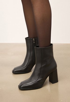 FUCHIA - Botine cu toc - black