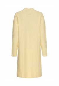 Cardigan en tricot jaune pâle à manches longues, longueur genou, vu de dos, avec une coupe ample et des coutures d'épaules descendues.