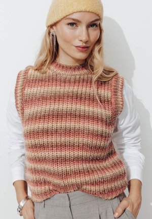 Débardeur tricoté sans manches dans des tons chauds de rose et de beige avec un motif texturé et rayé. Présente un col montant et un ourlet arrondi.