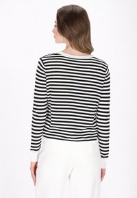 Gestreifter Pullover in Schwarz-Weiß aus Strickmaterial, mit langen Ärmeln, einem runden Halsausschnitt und einem gerippten Saum sowie Bündchen.