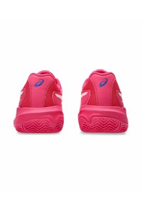 Scarpe atletiche rosa con tomaia in rete, collo imbottito e suola in gomma con motivo a zigzag. Accenti blu del logo sul tallone.