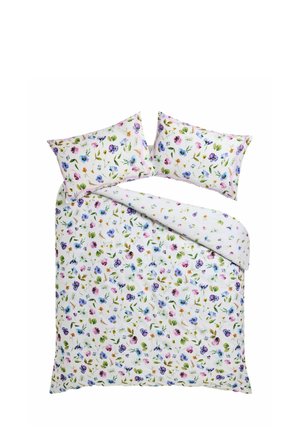 Weißer Bettüberwurf und Kissen mit kleinem buntem Blumenmuster in Rosa-, Violett-, Blau- und Grüntönen auf weißem Hintergrund.