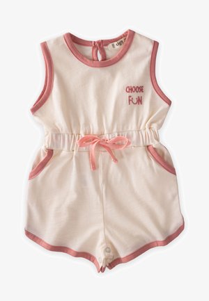 Un mono de color crema claro con ribete rosa, sin mangas, con una cinturilla elástica y bolsillos. Presenta la frase "ELIGE LA DIVERSIÓN" bordada en rosa en la parte frontal.