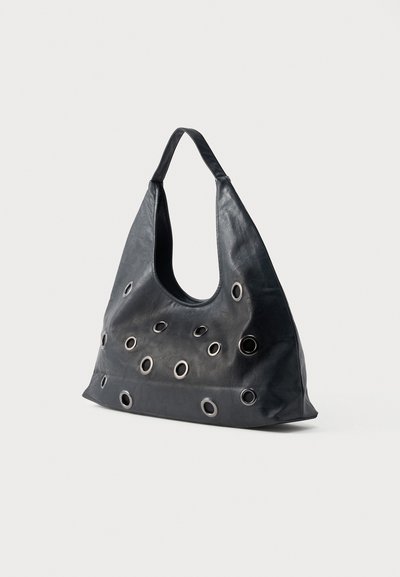 Μαύρη δερμάτινη τσάντα ώμου με ευρύ ιμάντα και πολλαπλές στρογγυλές μεταλλικές τρυπητές λεπτομέρειες μπροστά και στα πλευρά.