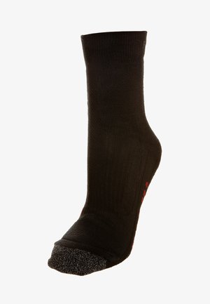 Calcetín negro con puntera y talón gris acolchados, hecho de una tela texturizada; presenta un diseño acanalado y un logo en rojo cerca de la parte superior.