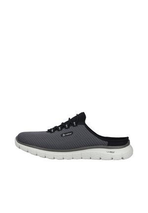 Mule athlétique grise et noire à enfiler avec semelle blanche flexible et détail latéral marqué, conçue pour un port décontracté et un confort facile.