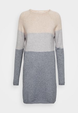 Robe-pull à manches longues en tricot avec des blocs de couleur horizontaux en beige, gris clair et gris foncé.