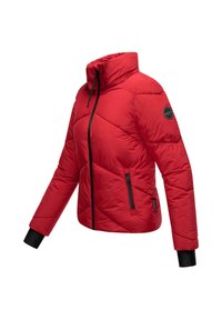 Veste rembourrée rouge avec un col haut, design matelassé diagonal, zippers et accents noirs, et poignets élastiques pour un ajustement confortable.