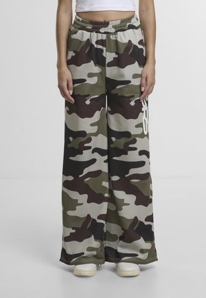 Pantaloni largi tip camuflaj în nuanțe de verde, maro și gri, cu un elastic în talie și un detaliu cu logo alb pe lateral. Țesătură netedă.