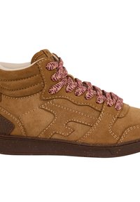 Braune Wildleder-Hochschaft-Sneaker mit pinken und schwarzen gemusterten Schnürsenkeln, strukturierten Seitenpaneelen und einer dunkelbraunen Gummisohle.