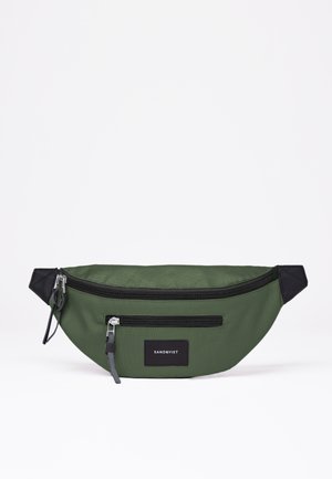 Grüne Stoff-Gürteltasche mit schwarzen Reißverschlüssen und Akzenten, mit einer vorderen Reißverschlusstasche und einem Sandqvist-Logo-Patch vorne.