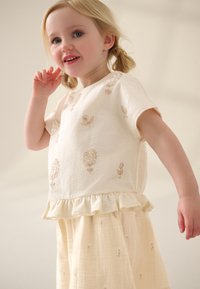 Next REGULAR FIT - SHORT SLEEVE FRILL SET - Rövidnadrágok - cream flower embroidery