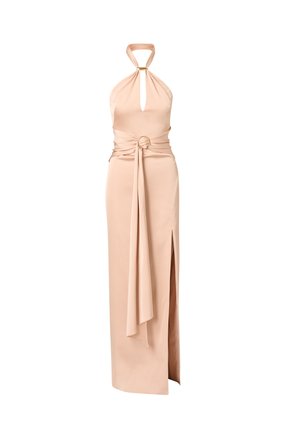 Abito lungo con scollo halter in morbido tessuto beige, caratterizzato da un'apertura a chiave, una vita con cintura e un accento circolare, e uno spacco laterale.