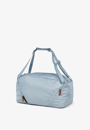 Hellblaue Reisetasche aus weichem, wasserabweisendem Stoff. Verfügt über verstellbare Träger, einen Reißverschlussverschluss und ein dezentes Logodetail.