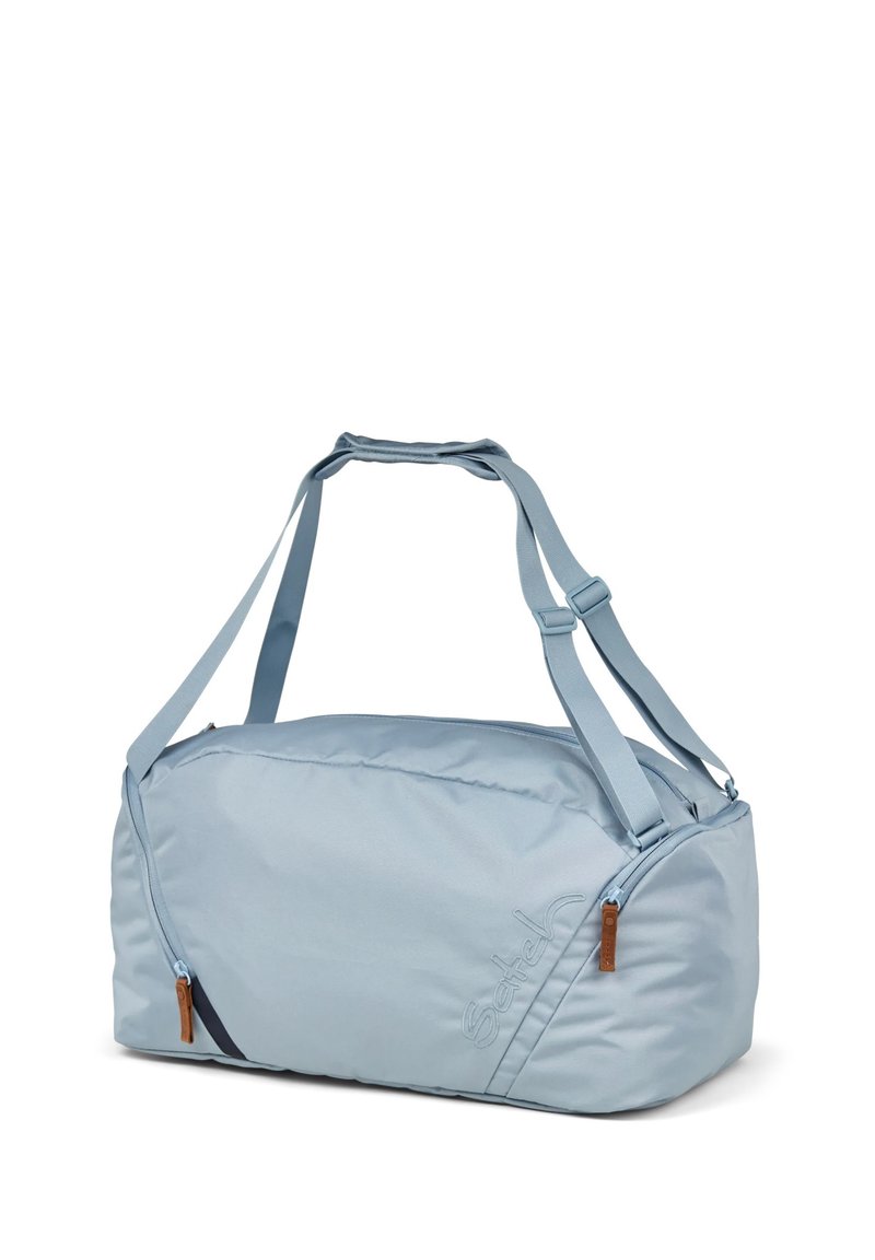 Hellblaue Reisetasche aus weichem, wasserabweisendem Stoff. Verfügt über verstellbare Träger, einen Reißverschlussverschluss und ein dezentes Logodetail.